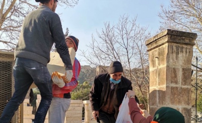 Gönüllü palyaçolardan polise ve çalışanlara çorba ikramı
