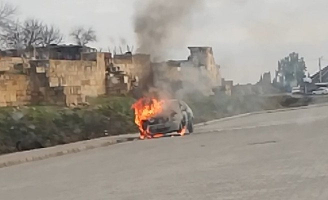 Harran’da otomobil alev alev yandı