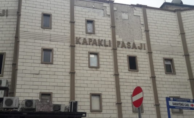 Kapaklı Pasajı dökülüyor