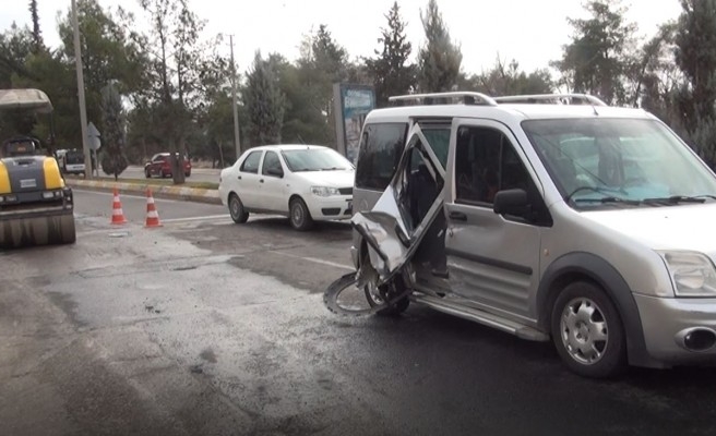 Şanlıurfa’da iş makinesi ile hafif ticari araç çarpıştı
