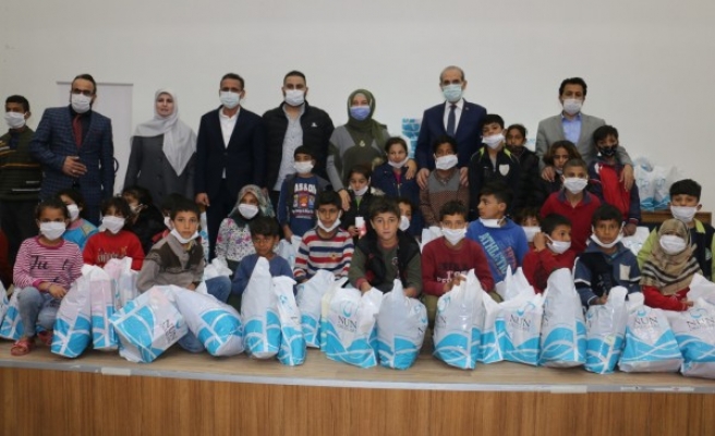 Akçakale’de ihtiyaç sahibi öğrencilere yardım yapıldı