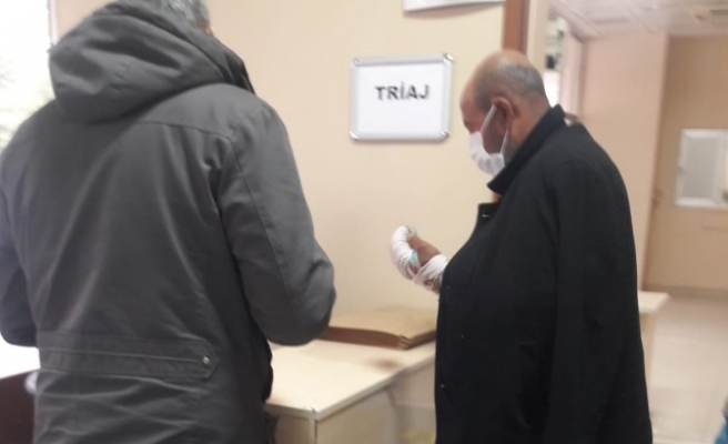 Parmağı kapıya sıkışan kişi hastanelik oldu