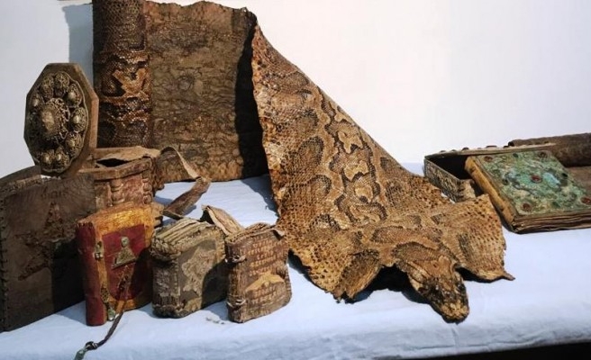Şanlıurfa'da Orta Çağ'da sihir ve muska olarak kullanılan piton derisi ele geçirildi