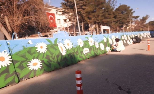 Gönüllü öğretmenlerden beton boyama çalışması