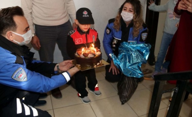 Polislerden minik Ahmet'e jest