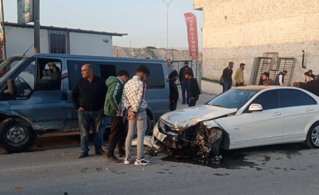 Lüks araç ile minibüs çarpıştı