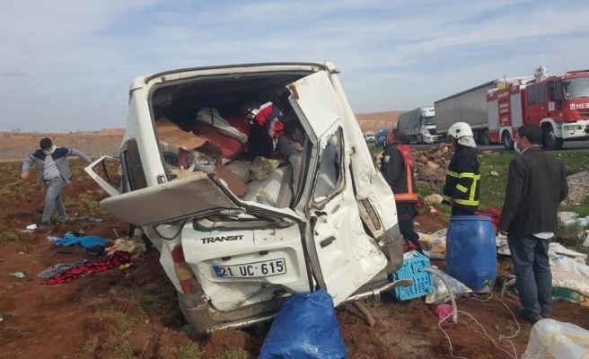 Şanlıurfa'da tarım işçilerini taşıyan minibüs devrildi: 13 yaralı