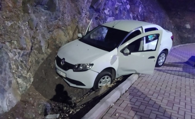 Virajı alamayınca kayalıklara çarptı!