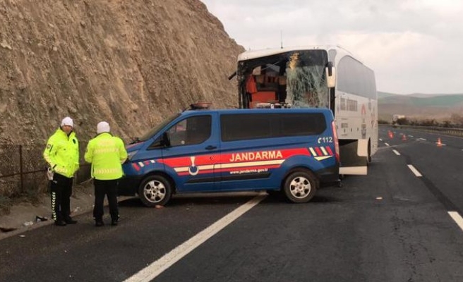 Şanlıurfa’da otobüs Tır’a çarptı: 3 ölü, 35 yaralı (EK)