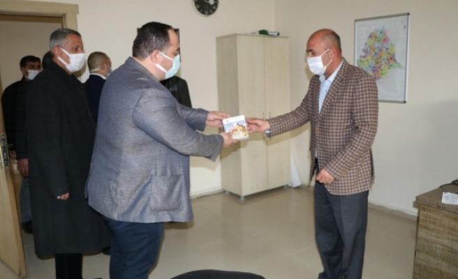 Viranşehir Belediyesi binlerce kandil simidi dağıttı