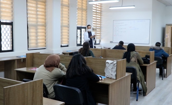 Öğrencilere matematik dersi veriliyor