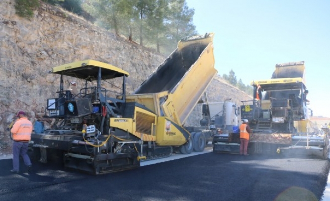 Şanlıurfa’da yeni açılan yollar asfaltlanıyor