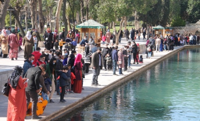 Hafta sonu kısıtlaması öncesi Balıklıgöl’de yoğunluk