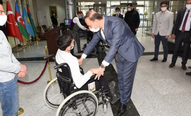 Vali Erin, engelli bir gencin daha yüzünü güldürdü