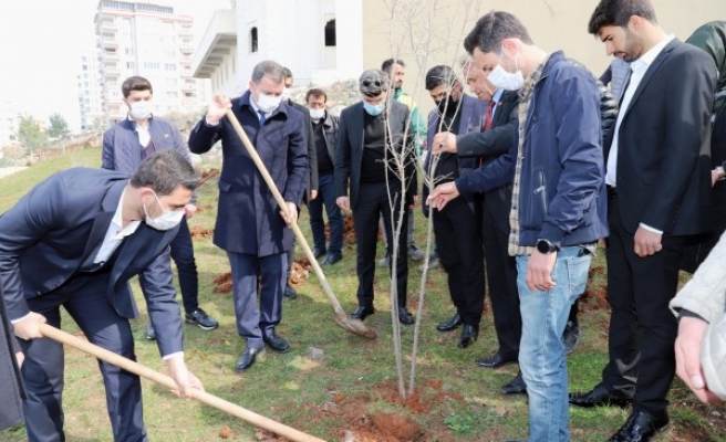 Karaköprü'de fidanlar toprakla buluştu