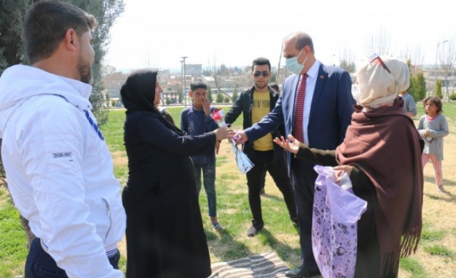 Yalçınkaya kadınlara karanfil dağıttı