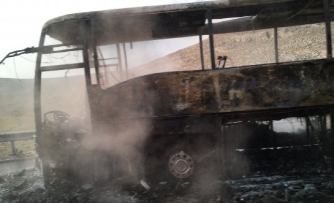 Seyir halindeki otobüs yandı