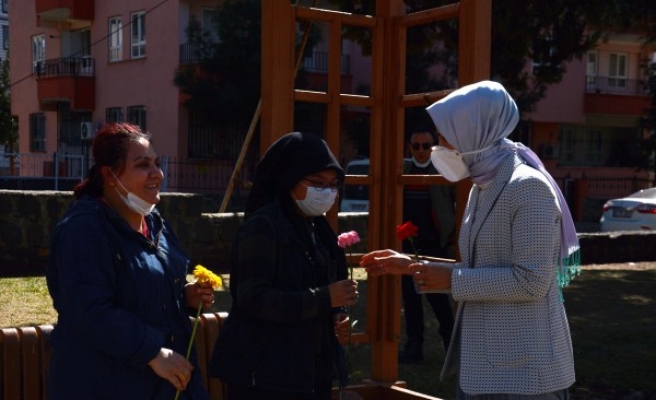 Çakmak kadınlara karanfil verdi