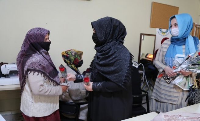 Canpolat'ın eşi kadın personellere karanfil dağıttı