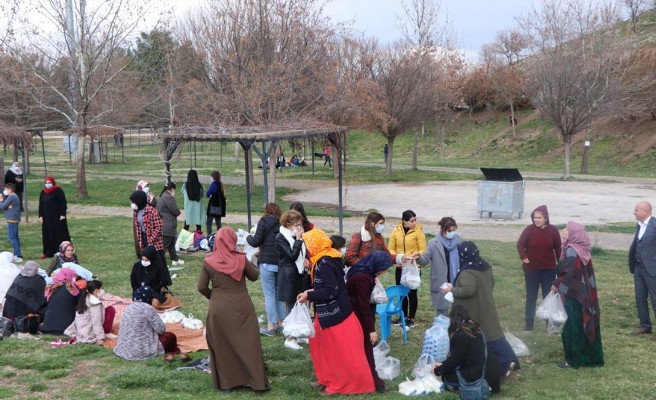 Kadınlar Günü'nde belediyede çalışan kadınlar piknik yaptı