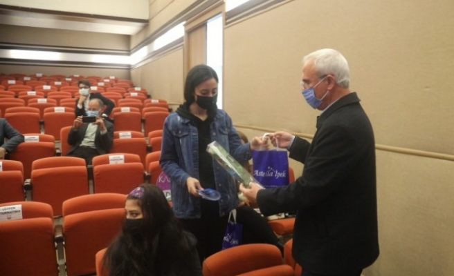 Büyükşehir Meclisinde kadın üyelere hediye verildi