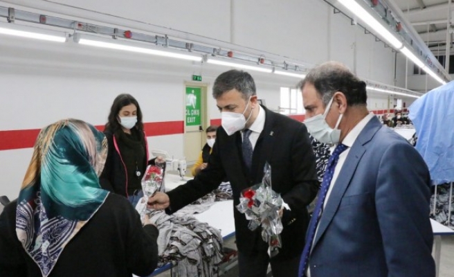 Kırıkçı, fabrikada çalışan kadınlara karanfil dağıttı