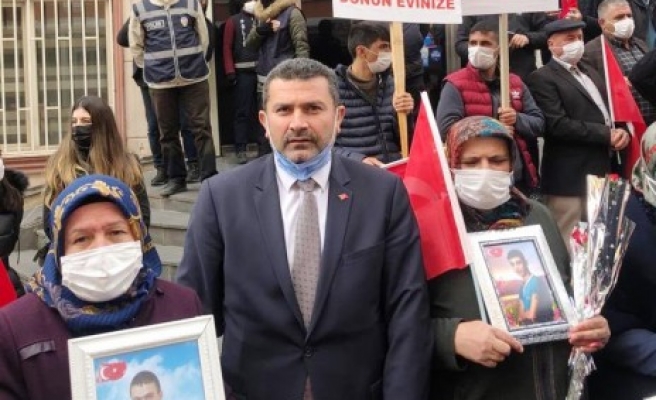 Kadınlar Günü'nde evlat nöbeti tutan annelere destek