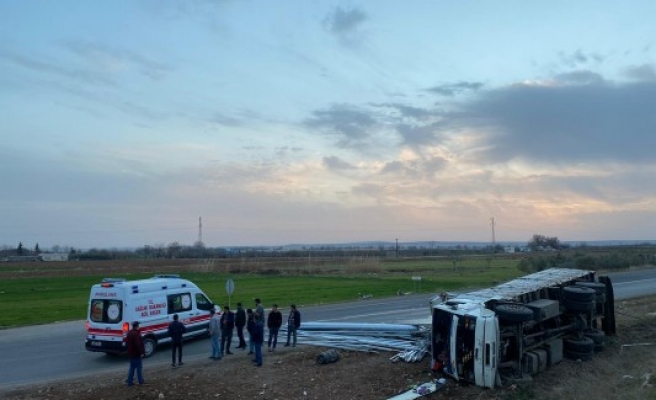 Şanlıurfa’da kamyon şarampole devrildi:1 yaralı
