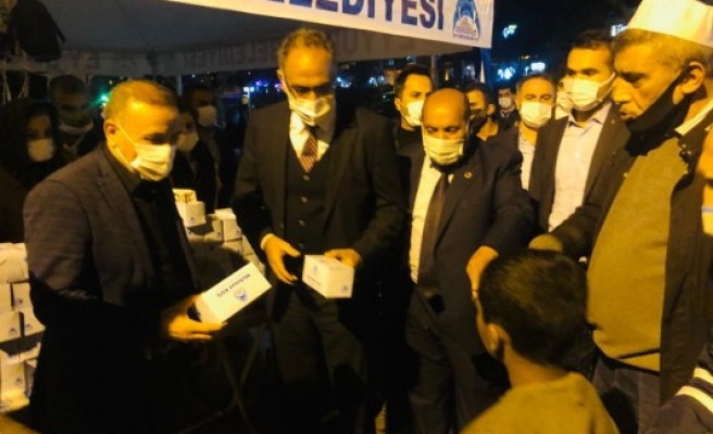 Şanlıurfa'da vatandaşlara kandil simidi ikram edildi