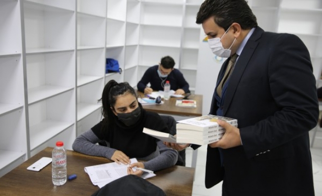 Gençlere, Mehmet Akif Ersoy Kitabı hediye edildi