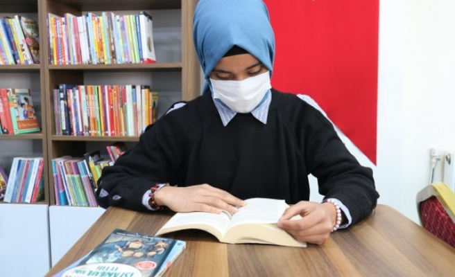 Akçakaleli  öğrenciler kitap okuyor