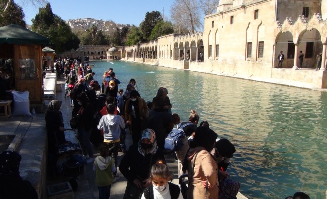 Tarihi Balıklıkgöl hafta sonu ziyaretçilerle doldu