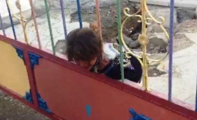 Kafası demir parmaklıklara sıkışan kızın imdadına itfaiye yetişti