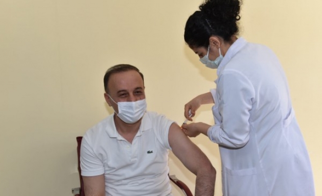 Vali Erin  2'nci doz aşısını yaptırdı