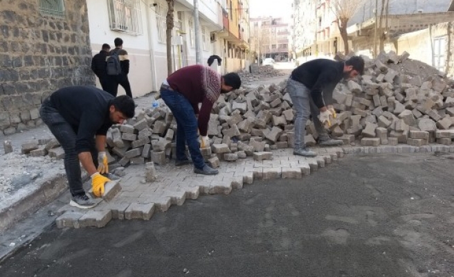 Siverek’te sokaklara kilitli parke taşı döşeniyor