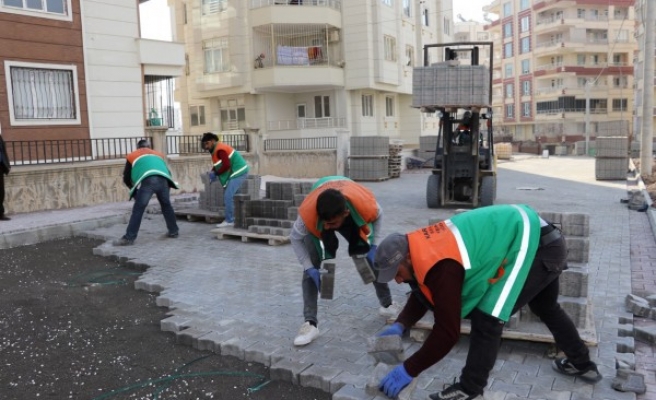 Karaköprü’de yeni açılan yollar kilitli parke taşıyla döşeniyor