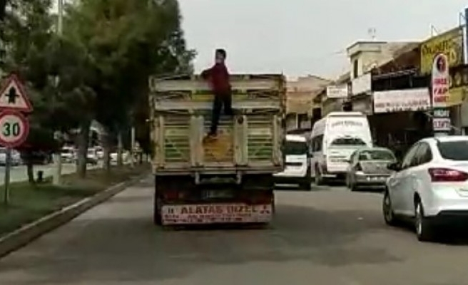 Eyyübiye’de kamyonet arkasında tehlikeli yolculuk