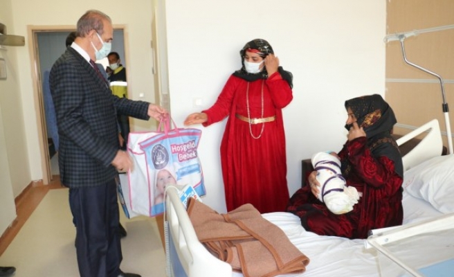 Yalçınkaya’dan yeni doğan bebeklere hediye