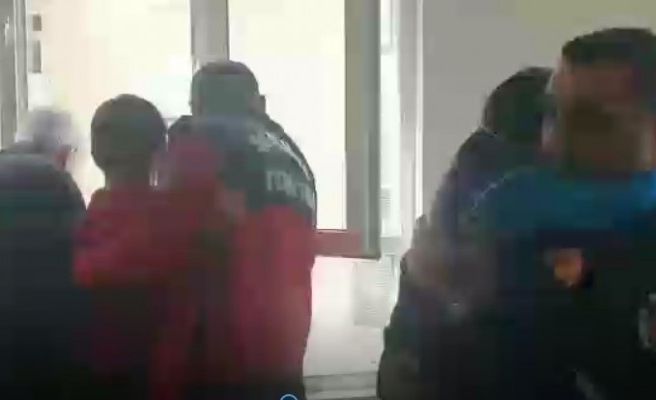 Evde mahsur kalan çocukları itfaiye kurtardı