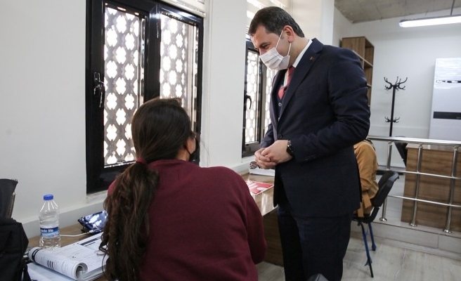 Baydilli gençlere Çanakkale ruhunu anlatan kitap hediye etti