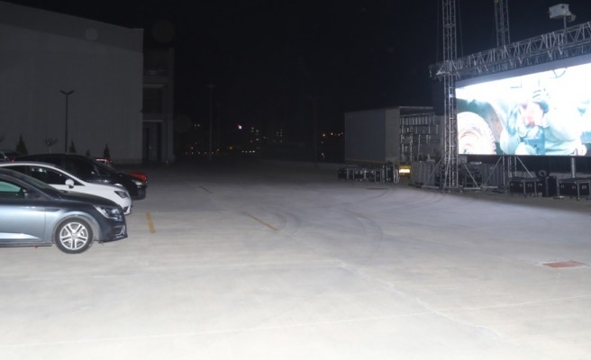 Şanlıurfa'da arabada sinema keyfi yeniden başladı
