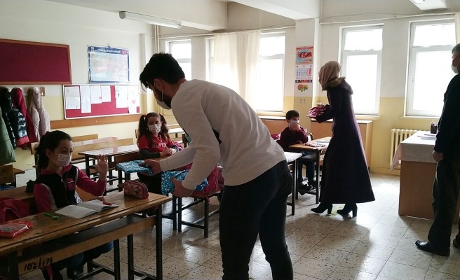 Şanlıurfa Rahmet Derneği öğrencilerin yüzünü güldürdü