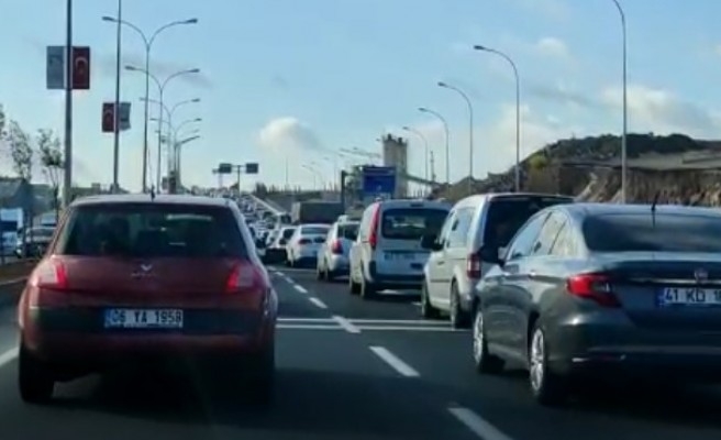 İki otomobil çarpıştı, trafik kilitlendi