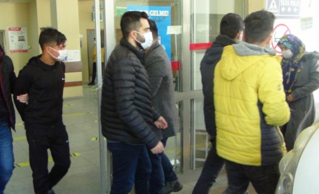 Şanlıurfa'da çeşitli suçlardan aranan şüphelilere operasyon: 5 gözaltı