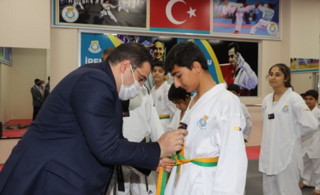 Canpolat, tekvandocuların kuşaklarını bağladı