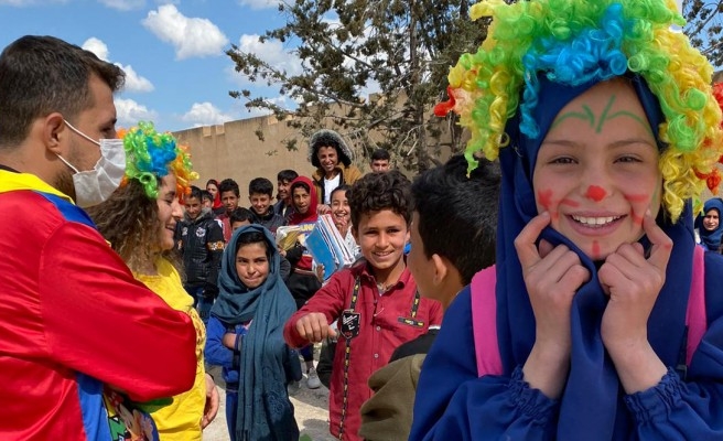 Şanlıurfa Gönüllü Palyaçolar Suriye'de yüzleri güldürdü