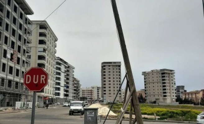 Düzensiz çekilen elektrik telleri, tepkiye neden oldu