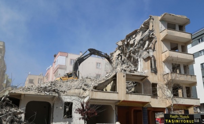 Riskli ve metruk yapılar bir bir yıkılıyor