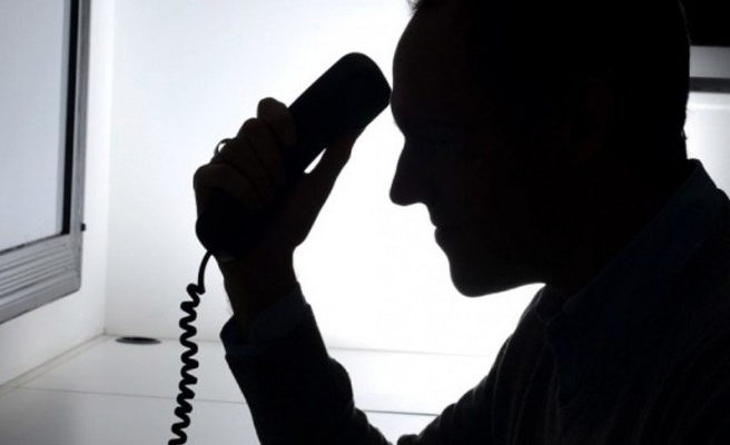 Sahte polisler yaşlı kadının evini sattırdı