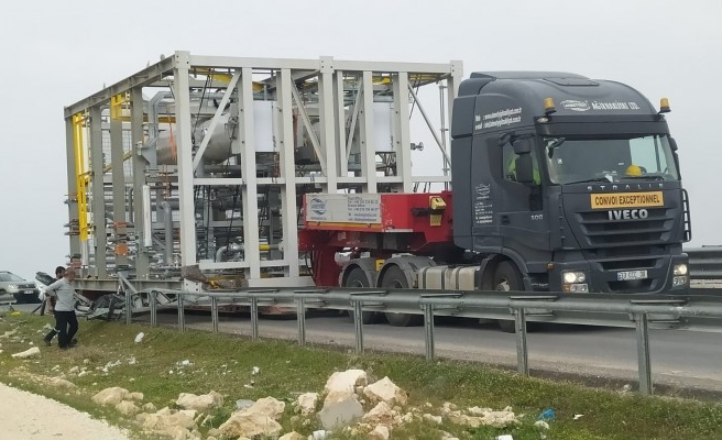 Tır bariyer arasına sıkıştı